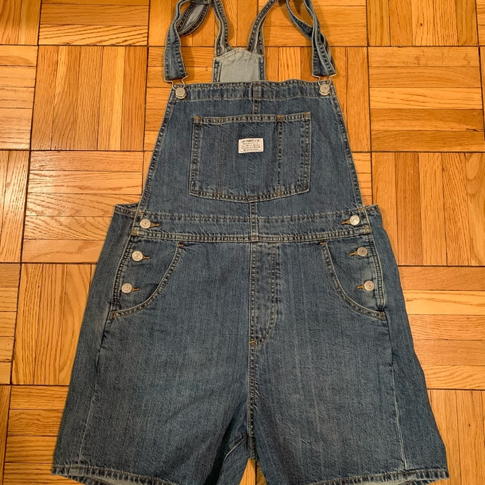 NWOT Levi’s overall shorts in medium wash